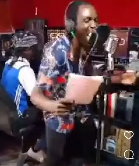 This guy is a joker- Watch moment man makes funny and incomprehensible sounds in a studio(video)