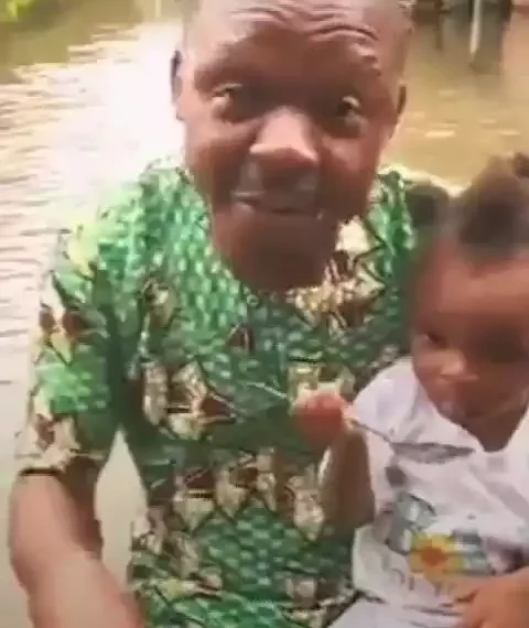 We poo and bath in the flood- Man shares pitiable story of how the flood affects him and his family (video) 1 We poo and bath in the flood- Man shares pitiable story of how the flood affects him and his family (video)
