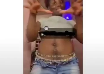 Lady flaunts belly button hairs as she reveals she was born premature (video)