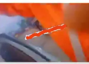 Policemen struggles newly acquired Benz with owner in Anambra (video)
