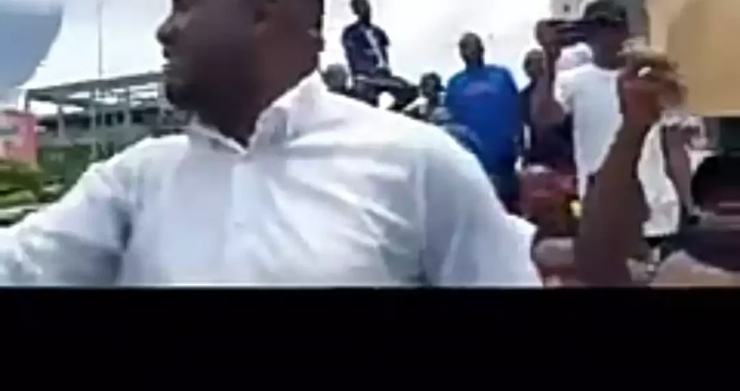 Watch as Lagos PDP youth wing march to PDP head office to show their support for Peter Obi (VIDEO)