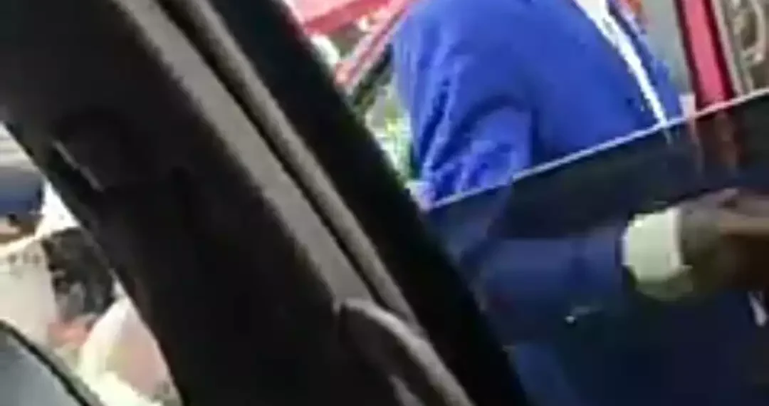 Watch as pastor rejects an offering of ₦30 given by a passenger (VIDEO) 1 Watch as pastor rejects an offering of ₦30 given by a passenger (VIDEO)