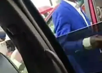 Watch as pastor rejects an offering of ₦30 given by a passenger (VIDEO)