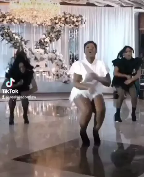 Watch beautiful moment bride surprises groom with an 'overload' performance on wedding day (video) 1 Watch beautiful moment bride surprises groom with an ‘overload’ performance on wedding day (video)