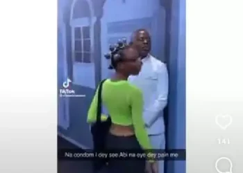 Lady takes fashion to the next level as she uses condom to decorate her hair (video)