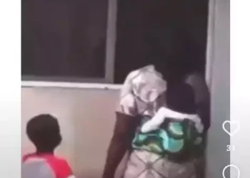 Drama as mother of two catches husband flirting in a lady’s room  (video)