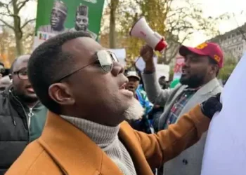 See how Tinubu supporters messed up Reno Omokri London protest (Watch video)