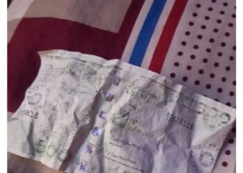 Nigerian woman shows what the new currency looks like after getting drenched by rain (photo)