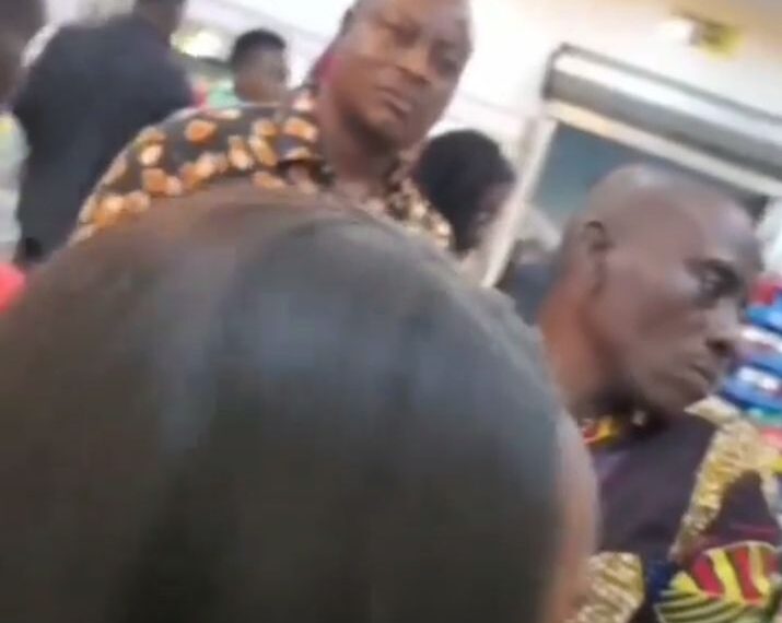 Man draws attention of many over a fake call prank (video) 1 Man draws attention of many over a fake call prank (video)