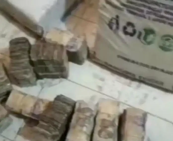 More bags of Naira notes discovered prior to the circulation of the redesigned notes (video) 1 More bags of Naira notes discovered prior to the circulation of the redesigned notes (video)