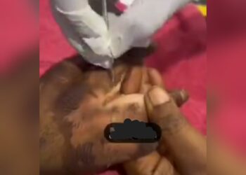 Watch unconventional manner slay queen cleans her knuckles (video)