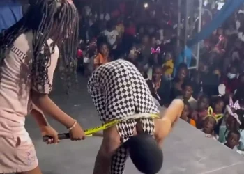 Watch moment a flexible guy passes through a racket (Video)