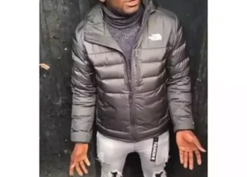 Man arrested for traveling miles to surprise a 13-year-old girl he’s been allegedly s€x-chatting(Video)