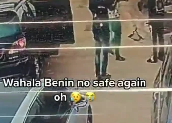 CCTV captures armed robb£rs at work in broad daylight at Benin, Edo (Video)