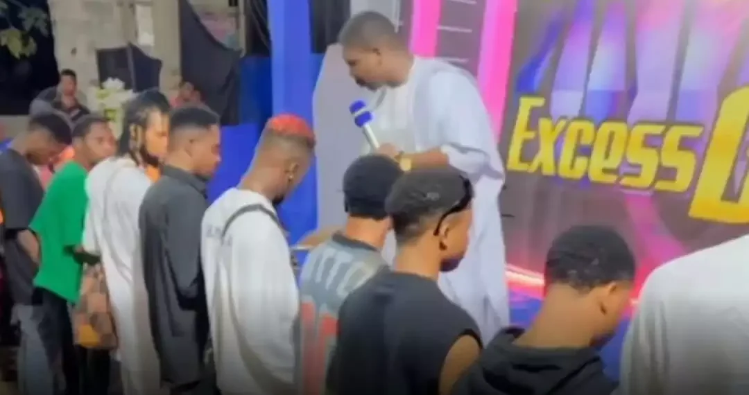 Pastor seen praying for 'divine confirmation' for yahoo boys in a church crusade(Video) 1 Pastor seen praying for ‘divine confirmation’ for yahoo boys in a church crusade(Video)
