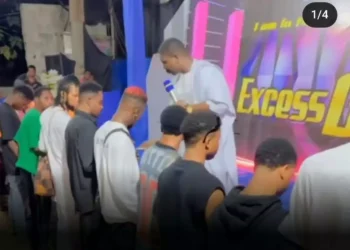 Pastor seen praying for ‘divine confirmation’ for yahoo boys in a church crusade(Video)