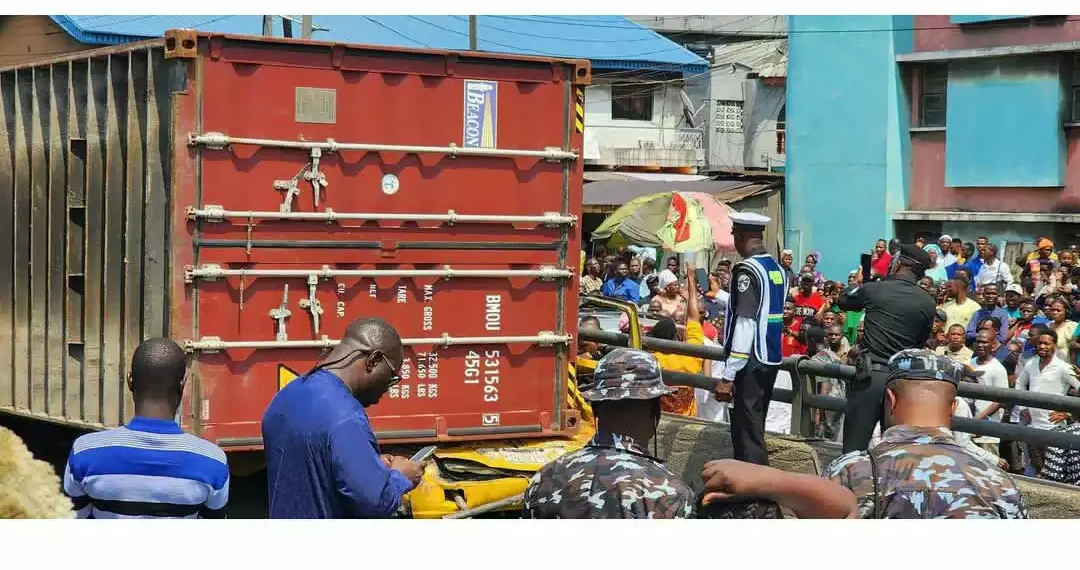 Two feared de@d as container falls on a bus in Lagos(Video) 1 Two feared de@d as container falls on a bus in Lagos(Video)