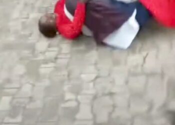 Romantic Groom falls Bride to the ground while trying to lift her up in a wedding ceremony (video)