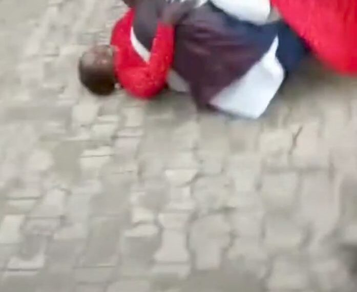 Romantic Groom falls Bride to the ground while trying to lift her up in a wedding ceremony (video) 1 Romantic Groom falls Bride to the ground while trying to lift her up in a wedding ceremony (video)