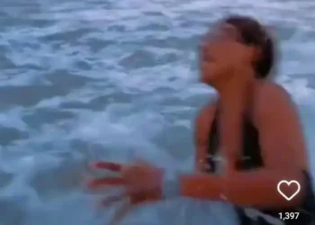 Lady almost got drowned by water waves while posing for a photograph  (Watch video)