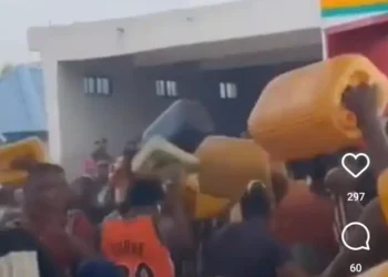 Fuel Scarcity: Nigerians fight over fuel at Filling Station (video)