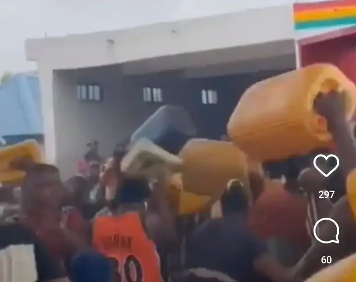 Fuel Scarcity: Nigerians fight over fuel at Filling Station (video)