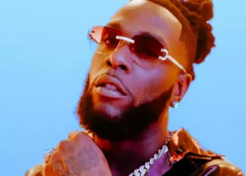 “If you like no love me, na God go punish una” – Burnaboy says in his concert (Video)