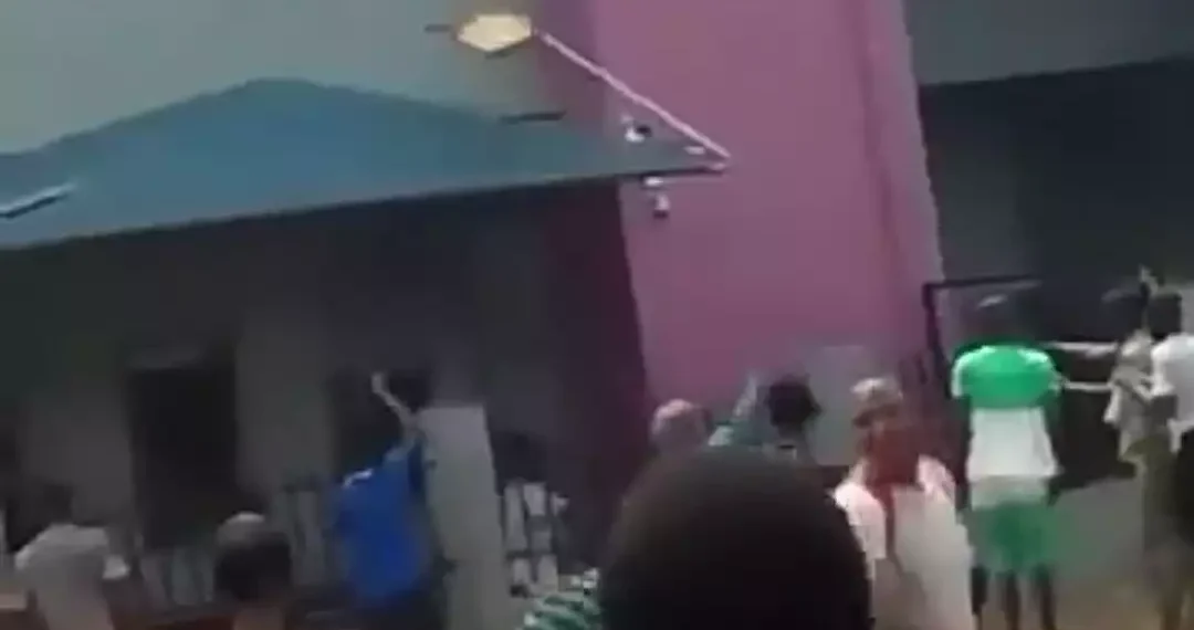 Watch as angry youths vandal!ze bank in Ibadan (Video) 1 Watch as angry youths vandal!ze bank in Ibadan (Video)