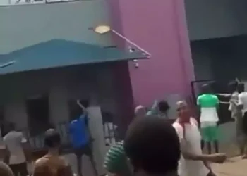 Watch as angry youths vandal!ze bank in Ibadan (Video)