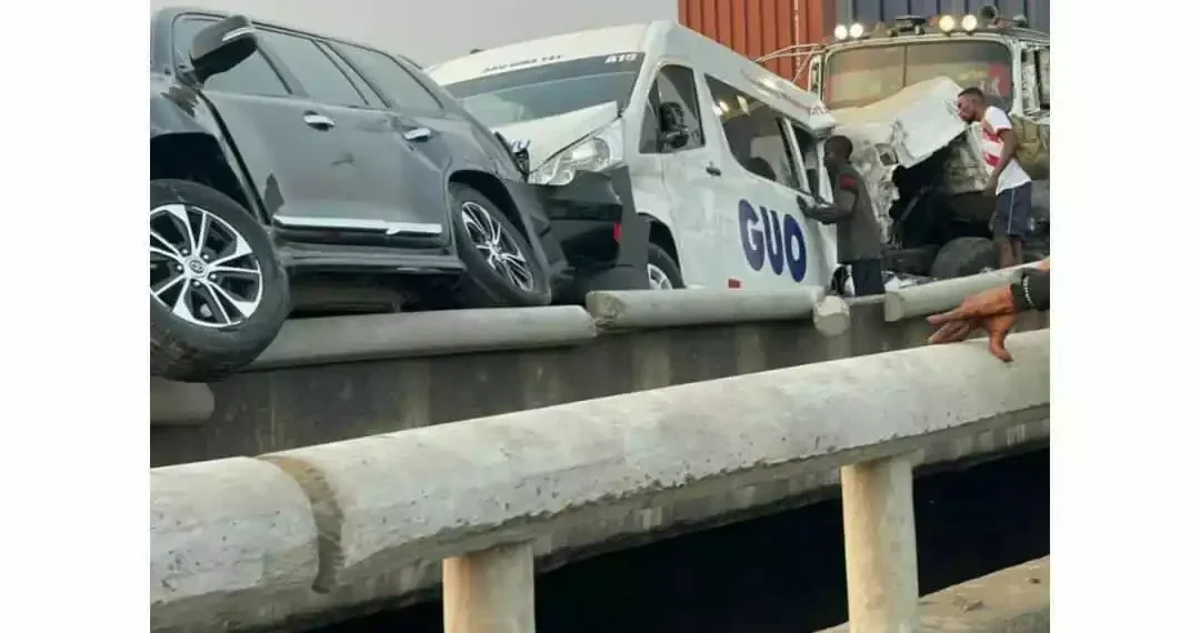 Many feared d€@d as multiple cars crash on Kara bridge (Video) 1 Many feared d€@d as multiple cars crash on Kara bridge (Video)