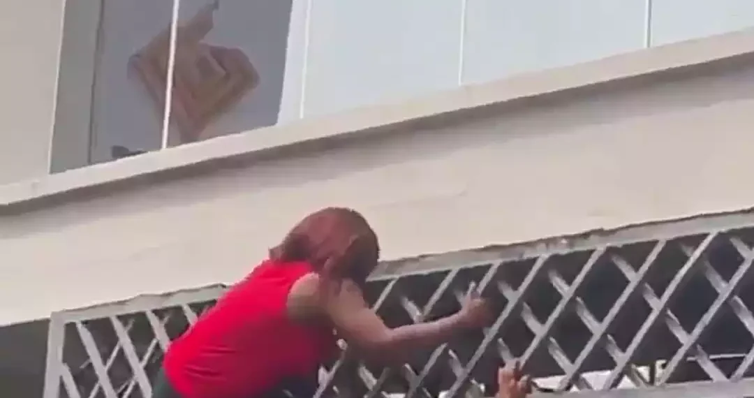 Watch video of customers climbing gates to enter banking hall (Video) 1 Watch video of customers climbing gates to enter banking hall (Video)