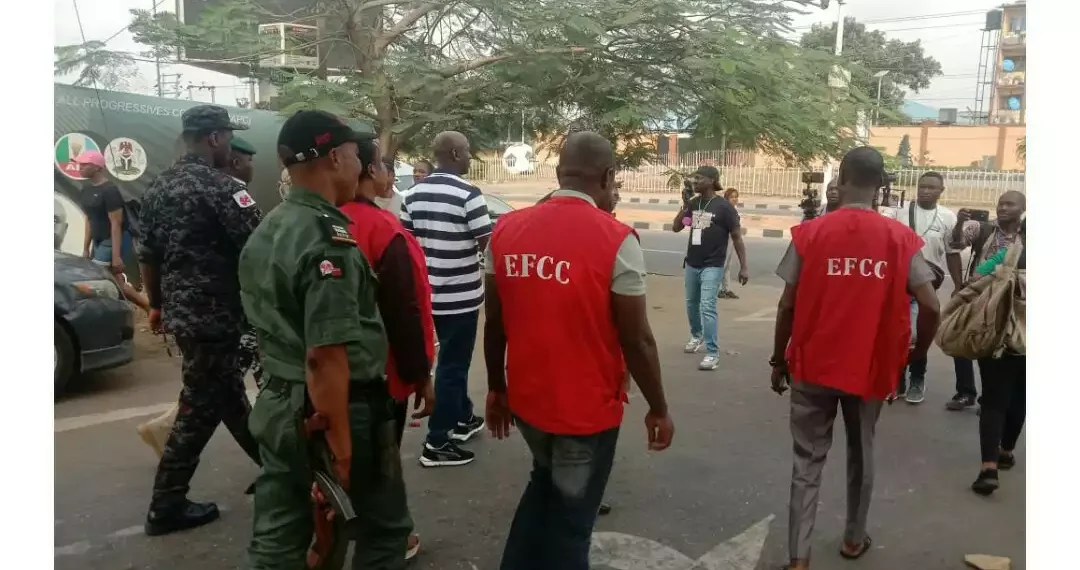 EFCC arrives Tinubu's polling unit for inspection 1 EFCC arrives Tinubu’s polling unit for inspection