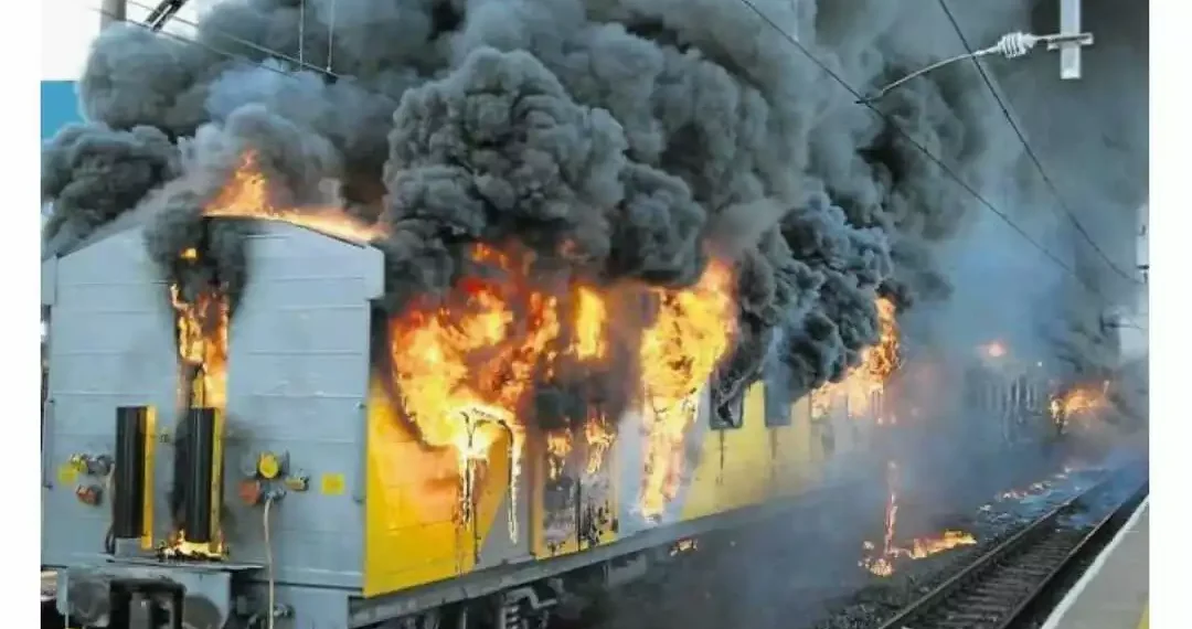 Fir£ guts a section of the newly-inaugurated Blue Line Rail Bridge in Lagos 1 Fir£ guts a section of the newly-inaugurated Blue Line Rail Bridge in Lagos