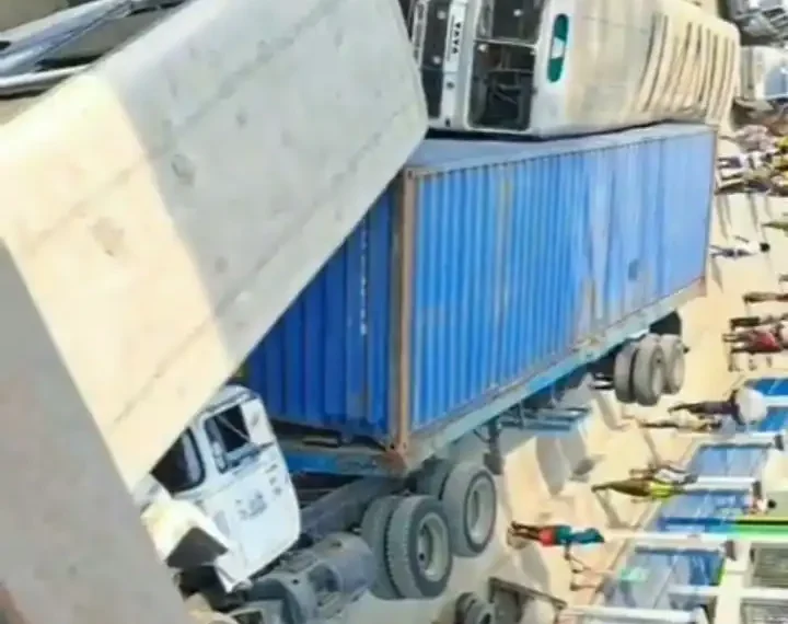Just In: Another container falls off truck in Oshodi (video) 1 Just In: Another container falls off truck in Oshodi (video)