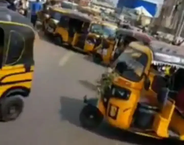 Enugu Residents Block Major Road, Protest Over Hike in Fuel price (video) 1 Enugu Residents Block Major Road, Protest Over Hike in Fuel price (video)