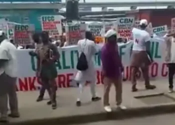 Lagos Residents stage protest over scarcity of New Notes (Video)