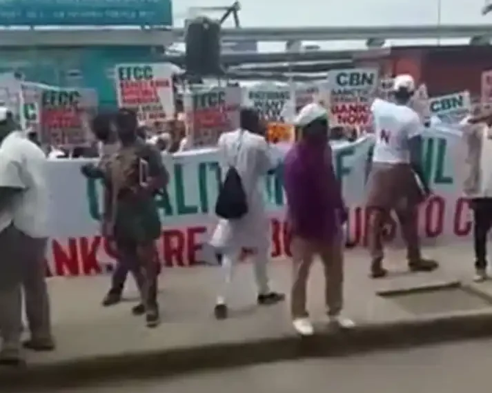 Lagos Residents stage protest over scarcity of New Notes (Video) 1 Lagos Residents stage protest over scarcity of New Notes (Video)