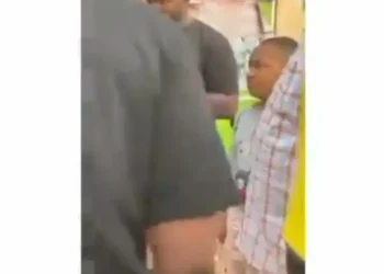 Lady intercepted at a motor park for allegedly kidnapping a child (video)