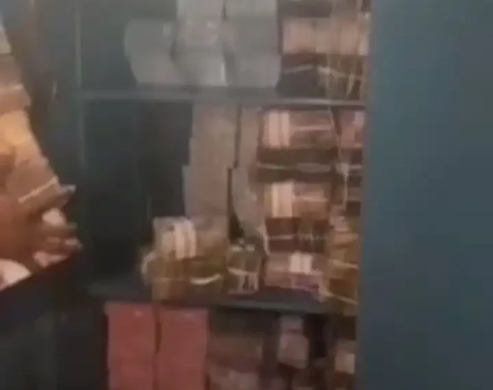 Naira scarcity: Moment bank hides new Naira notes in a vault (watch video) 1 Naira scarcity: Moment bank hides new Naira notes in a vault (watch video)