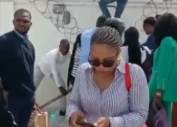 Zenith Bank Staff leave bank through back fence as customers block gate to get cash (video)