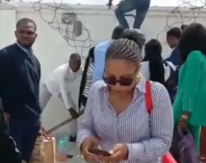 Zenith Bank Staff leave bank through back fence as customers block gate to get cash (video) 1 Zenith Bank Staff leave bank through back fence as customers block gate to get cash (video)