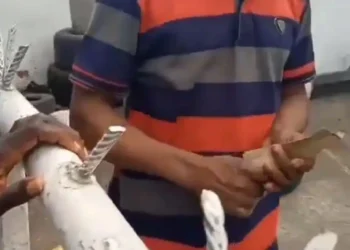 Filling Station worker demands ₦200 gate fee from customers in Warri (VIDEO)