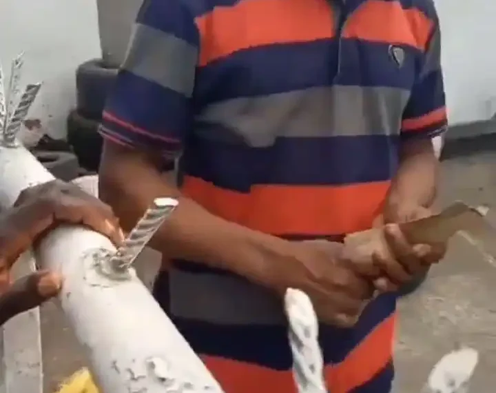 Filling Station worker demands ₦200 gate fee from customers in Warri (VIDEO) 1 Filling Station worker demands ₦200 gate fee from customers in Warri (VIDEO)