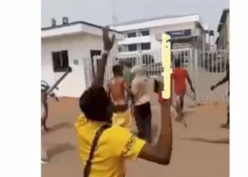 Protesters destroy every bank at sight as police allegedly shot a protester in Edo (Video)
