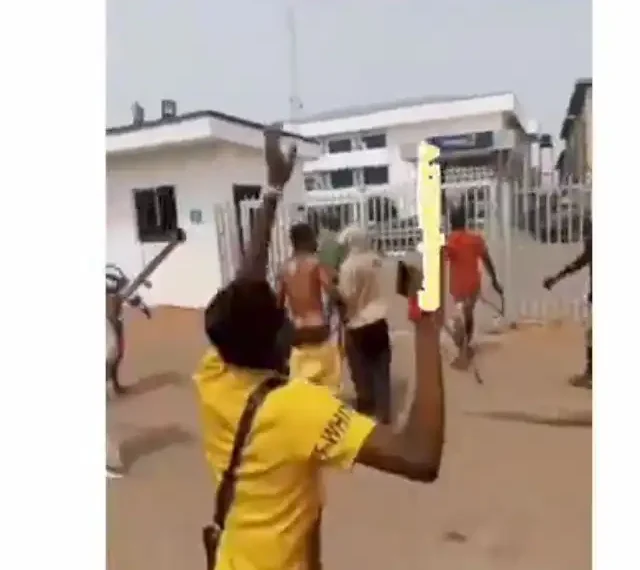 Protesters destroy every bank at sight as police allegedly shot a protester in Edo (Video) 1 Protesters destroy every bank at sight as police allegedly shot a protester in Edo (Video)