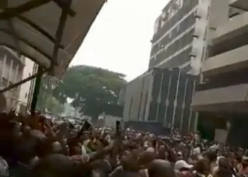 Crowd bombard Lagos CBN to deposit old Naira Notes (video)