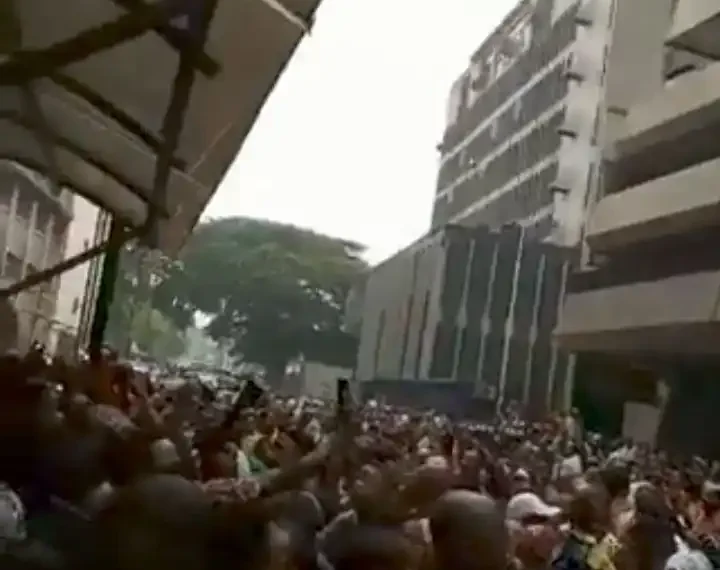 Crowd bombard Lagos CBN to deposit old Naira Notes (video) 1 Crowd bombard Lagos CBN to deposit old Naira Notes (video)