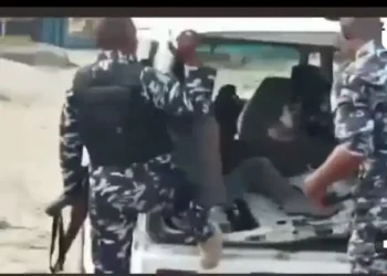 Residents applaud Police officers for arresting a thug who tried to disrupt election in Lagos (Video)