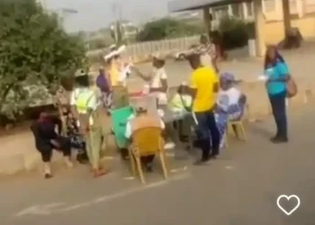 Moment youths count votes with INEC officials as Labor Party tops in a ward in Osogbo (video)