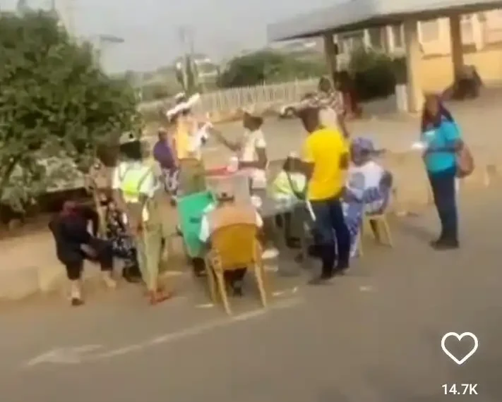 Moment youths count votes with INEC officials as Labor Party tops in a ward in Osogbo (video)